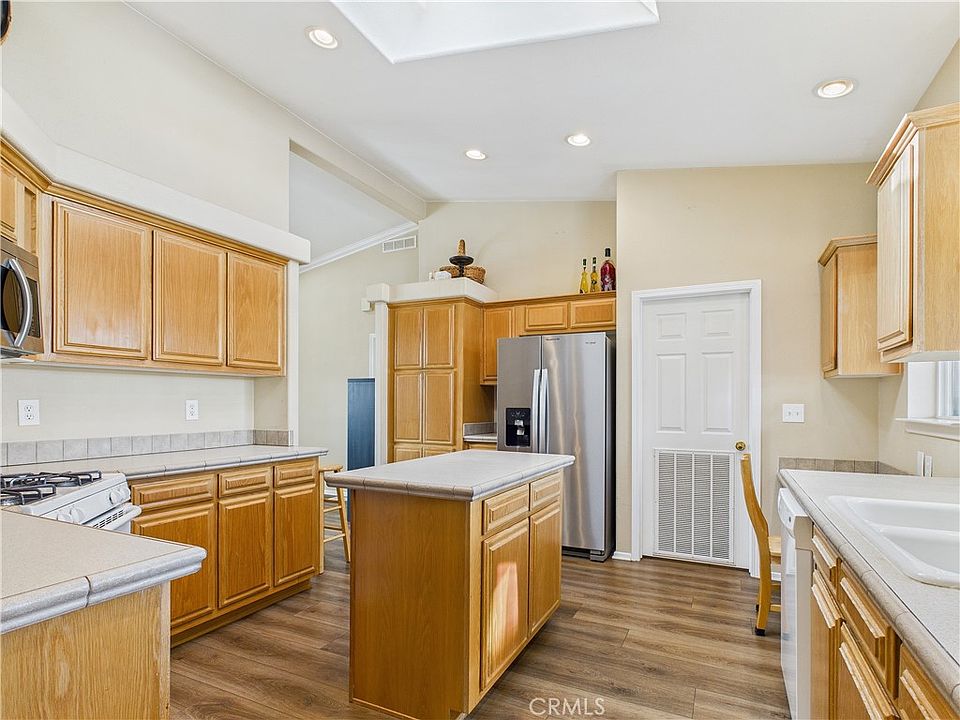 3BD/2BA Move-In Ready in Huntington Shorecliffs — Space 140 - Photo 31