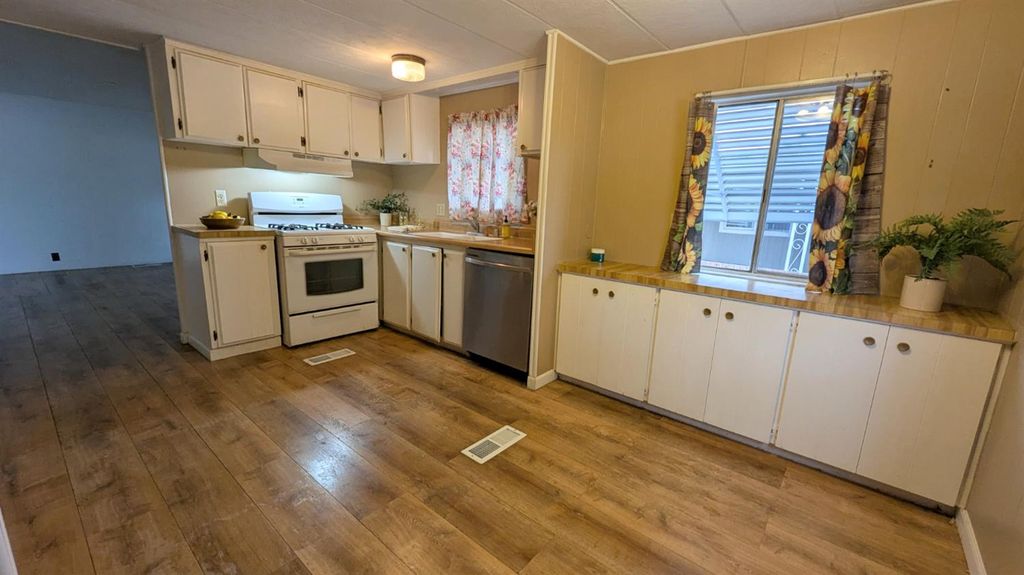 318 Sunny Hills Dr — 2BR/1BA Mobile Home in Rancho Cordova