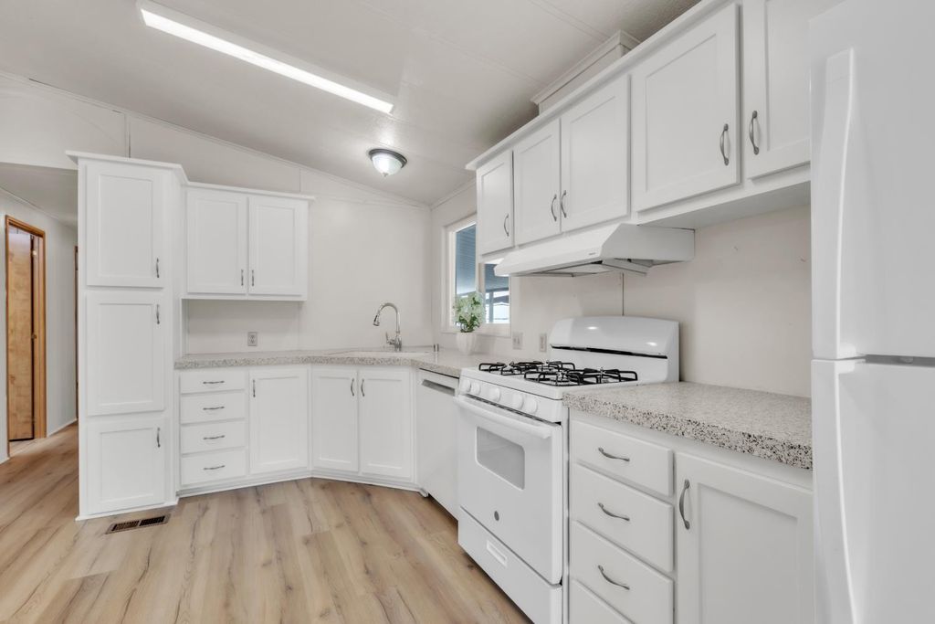 396 Ravine Cir — 2BR/2BA Mobile Home in Rancho Cordova - Photo 5