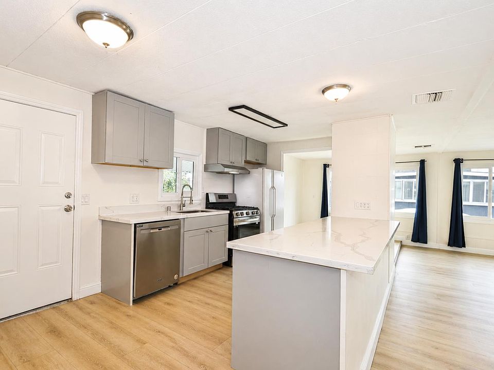 3BR/2BA Manufactured Home in Fairway Estates — North Highlands - Photo 7