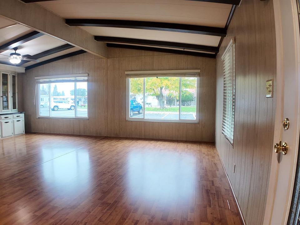 Spacious Double-Wide 2BR/2BA in Sierra Meadows 55+ — Citrus Heights - Photo 13