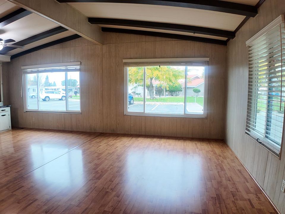 Spacious Double-Wide 2BR/2BA in Sierra Meadows 55+ — Citrus Heights - Photo 14